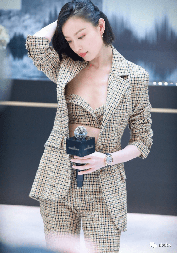 倪妮短发现身打扮火辣,抹胸外穿好性感,生图如大片又御又撩