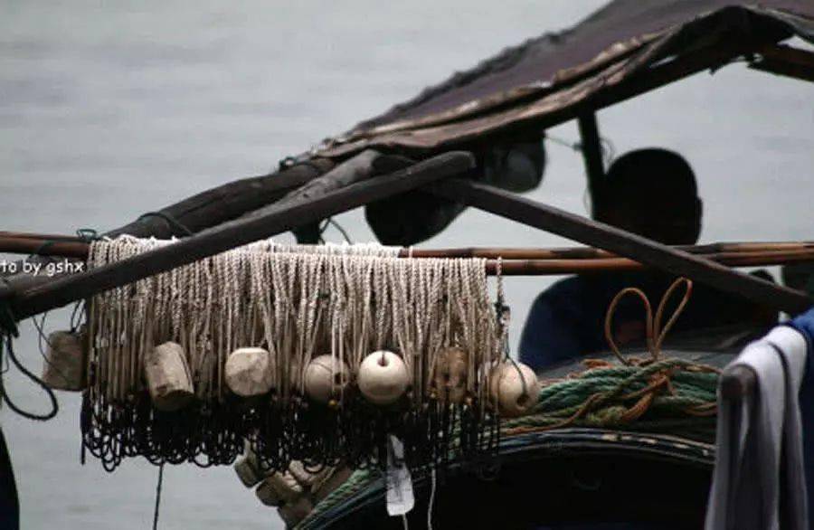 滚钩更多的时候被用来作为江河里打捞尸体的