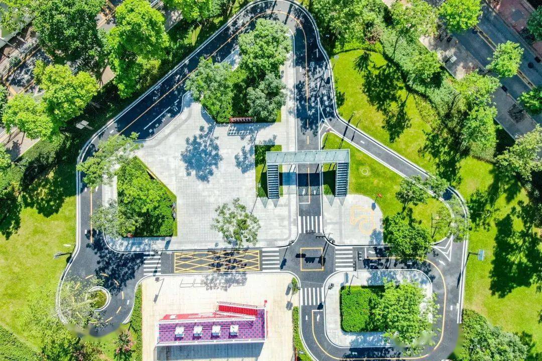 街景田北六街公园 地铁:2号线香梅北b3出口 离宠物公园不远的是交通