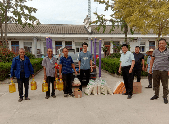 负责人张化军先后来到中菜村幸福院和渔沟镇养老院为老人们送去肉鸽