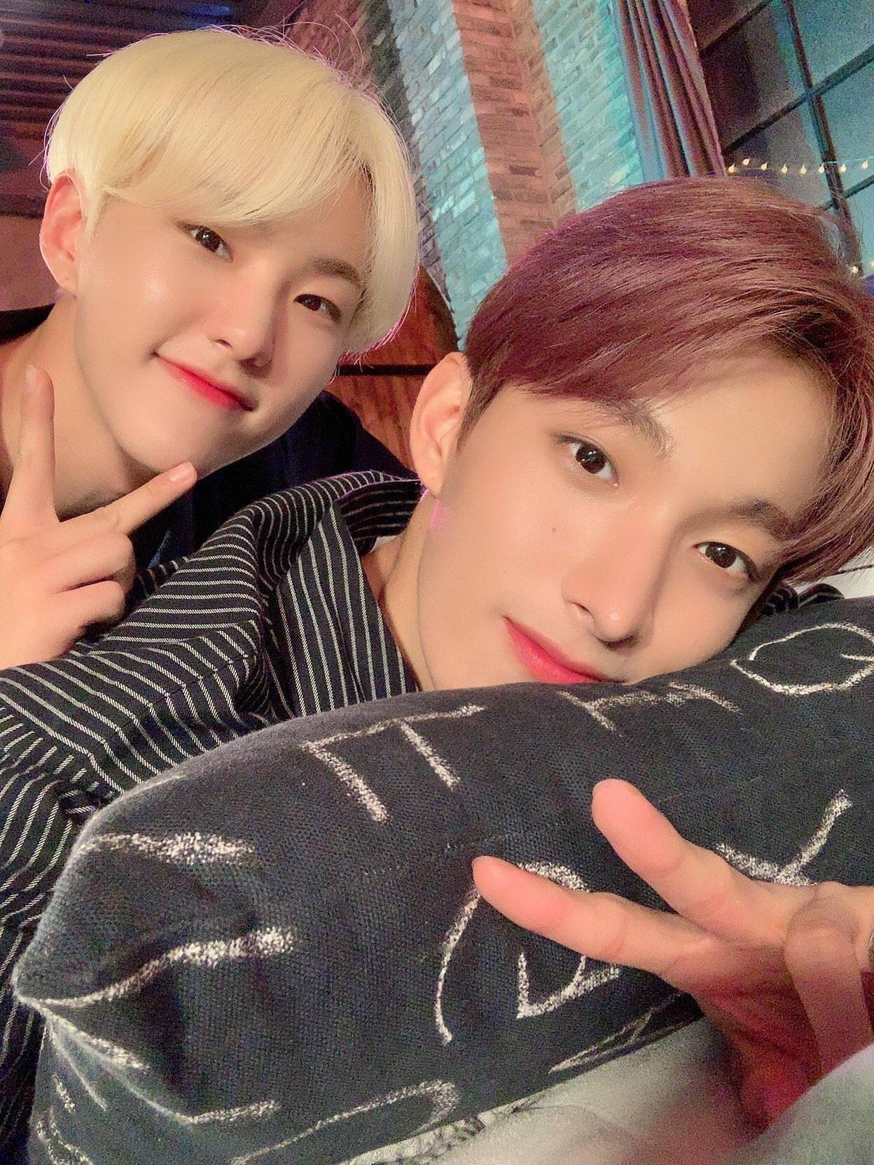 seventeen完整体躺放自拍来袭,睡衣派对好欢乐!