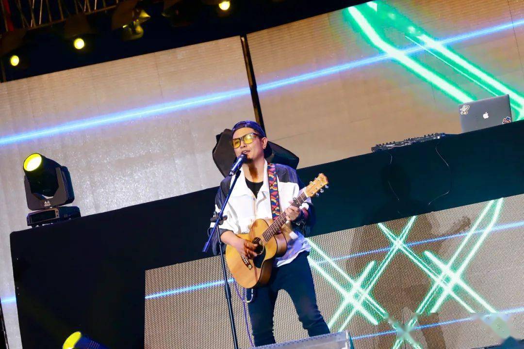 随后,新疆本土乐队马路牙子乐队倾情献唱《我和我的祖国》《春风十里