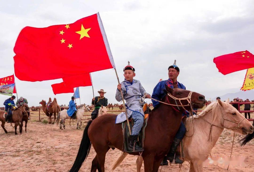 我和国旗合个影巴彦淖尔人这样向祖国表白