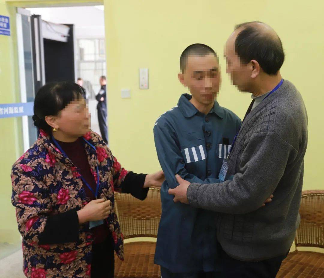 央视记者采访罪犯管某央视记者在到河源监狱采访前,先到重庆采访了管