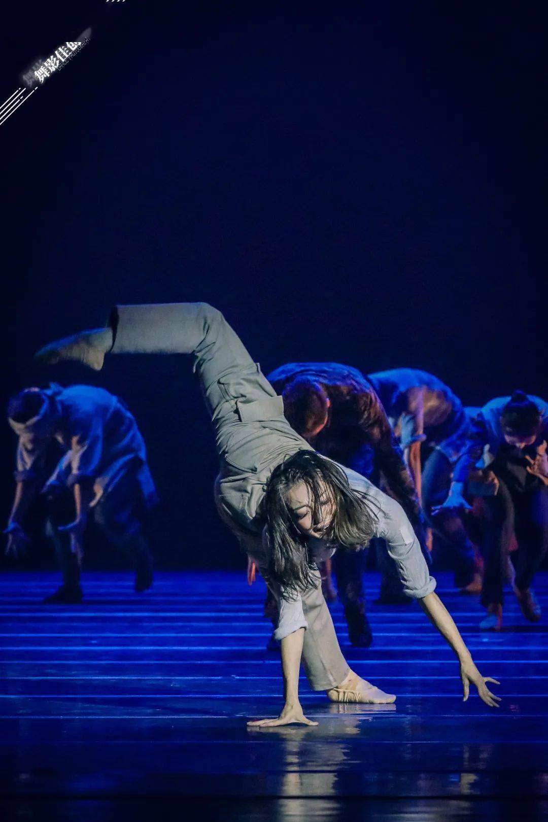 故事二:男子群舞《厦工技神》 故事三:四人舞《交通警察》 编舞:吕梓