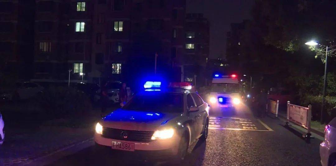 夜晚淮安出动12辆警车30多警察突袭多名男女当场被捉