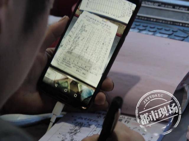 早上七点,迎着晨光,又到了陶件根算账的时候.