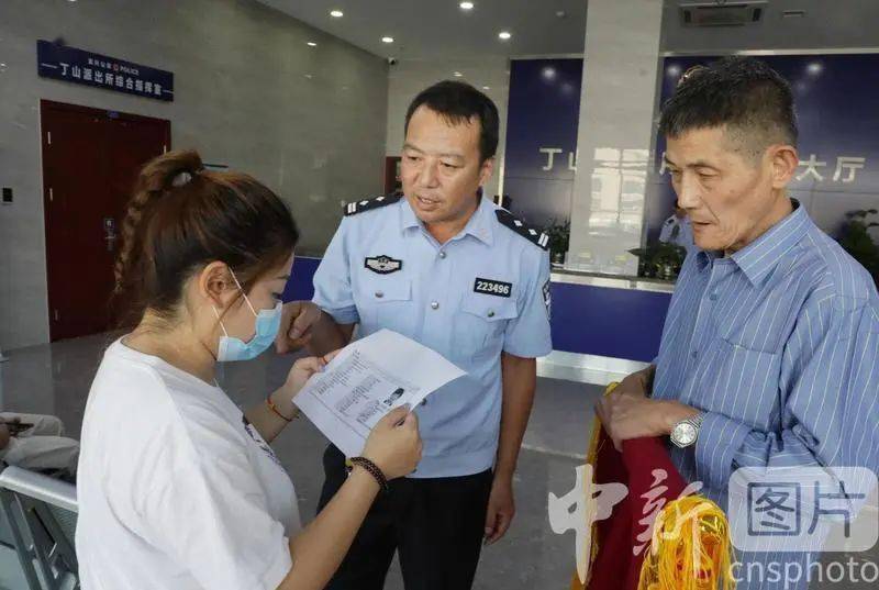 9月30日,宜兴市公安局丁山派出所民警应建强向陈维威的女儿陈熙融发放
