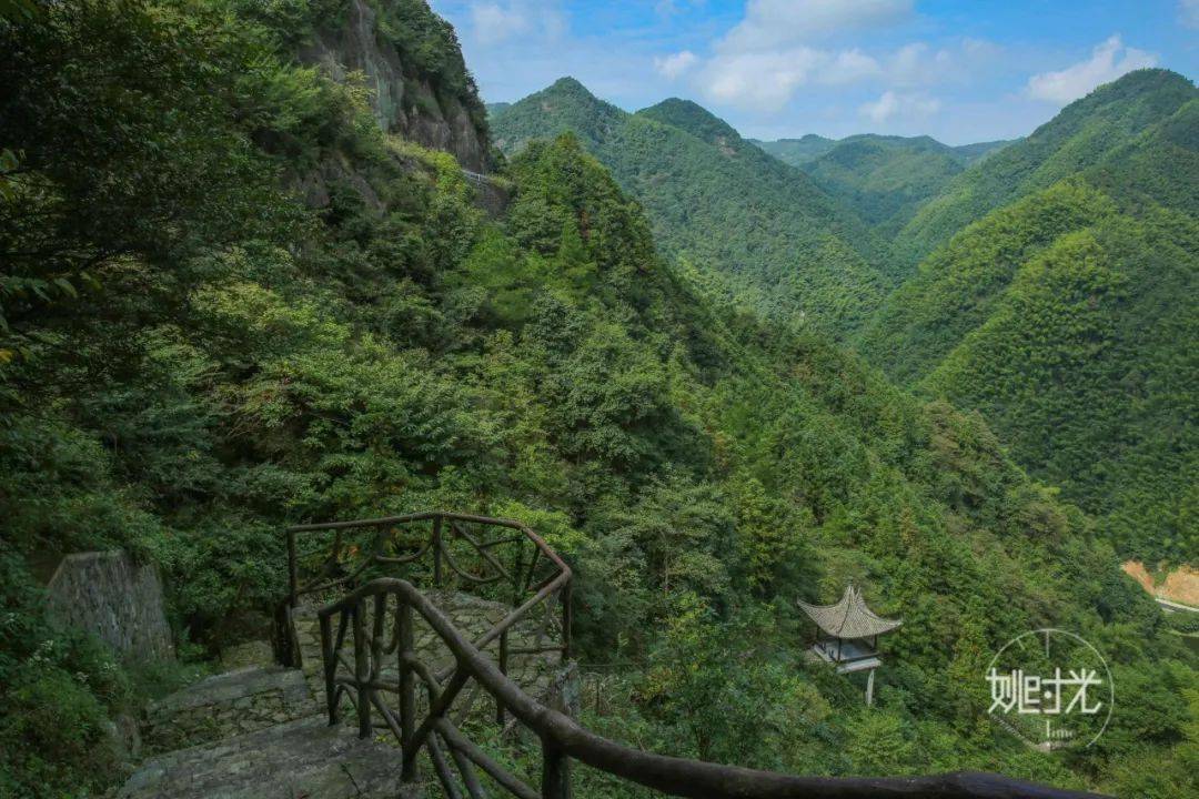 古道悬崖小溪竹林鹿亭这个山清水秀的村庄太适合国庆出游了