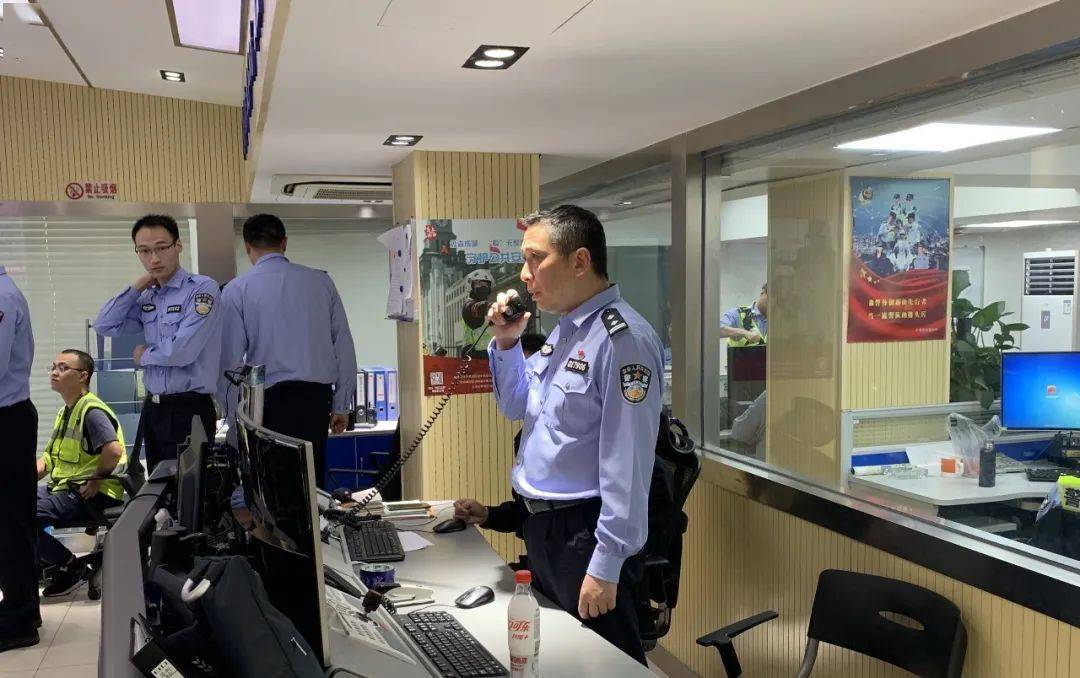 节日我在岗外滩旁有个派出所他们时刻守护着最美景色