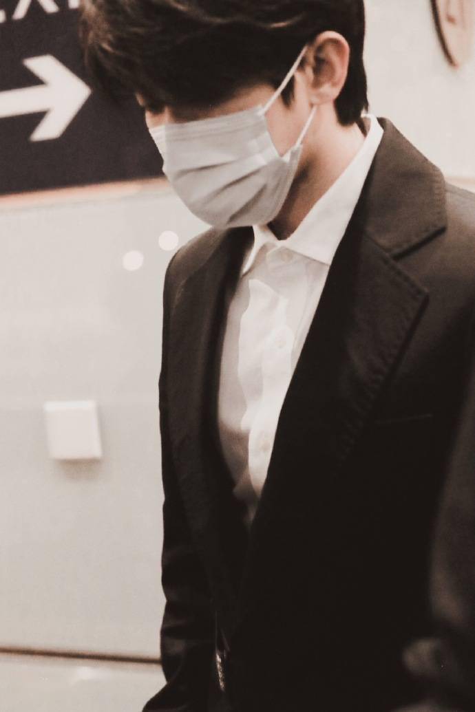 口罩也挡不住的帅气与贵气,是霸道总裁坤没错了!