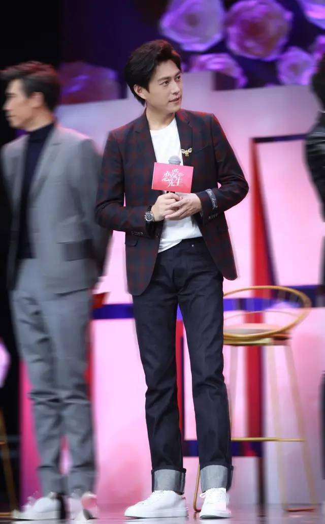 男士拒绝中年油腻的穿搭,我觉得还是要跟着老干部靳东的节奏