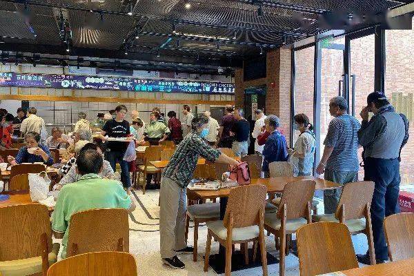 一日供三餐"十一"不打烊 这个街道的老人们为邻里餐厅点赞