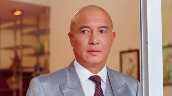 英雄好汉:黑帮大哥开会,阿勇也带人来了,朱老大在楼上观望