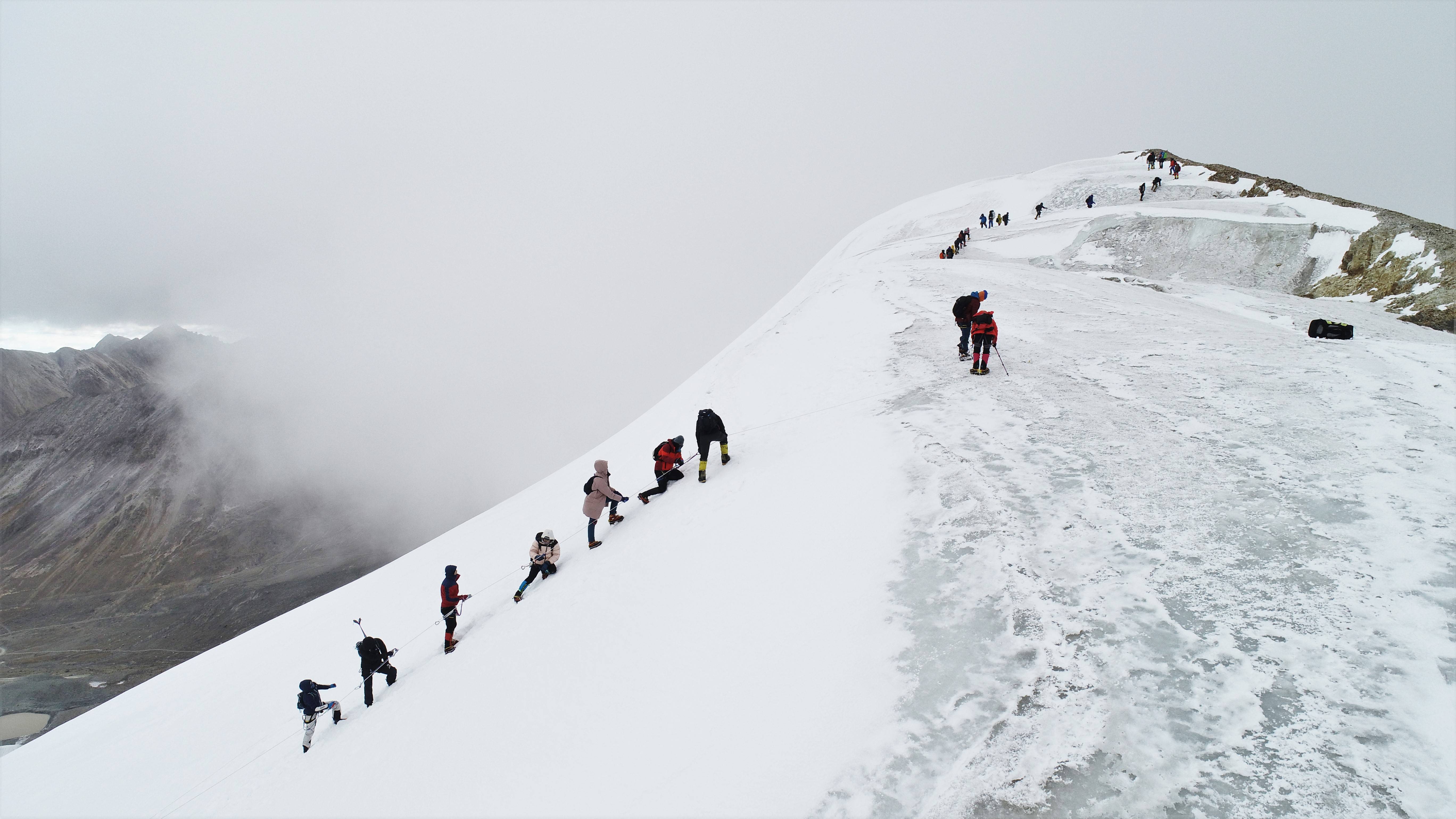 80余人登顶洛堆峰第十八届第三极中国西藏登山大会落幕