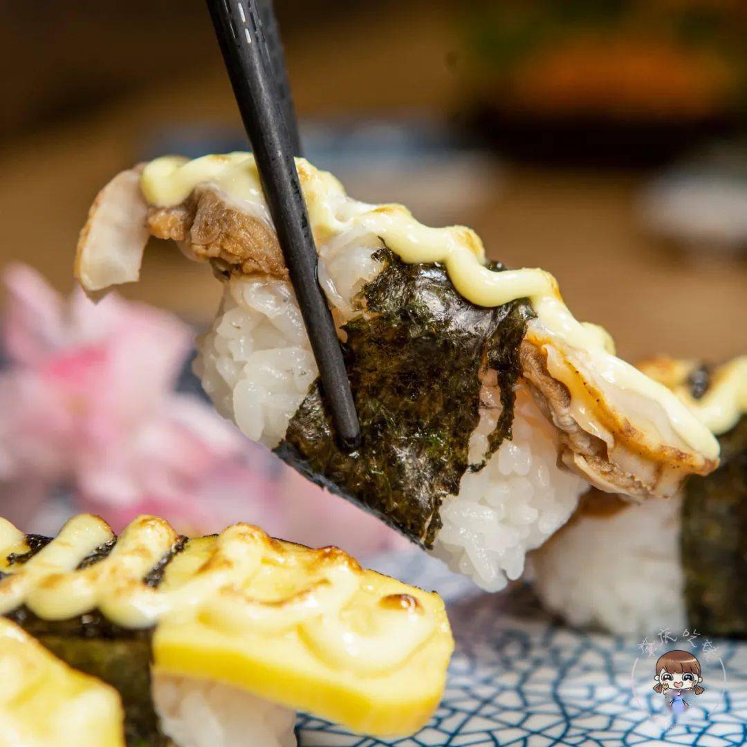 火炙玉子寿司:软糯的米饭加上甜甜的玉子真的是完美搭配,不干不腻.