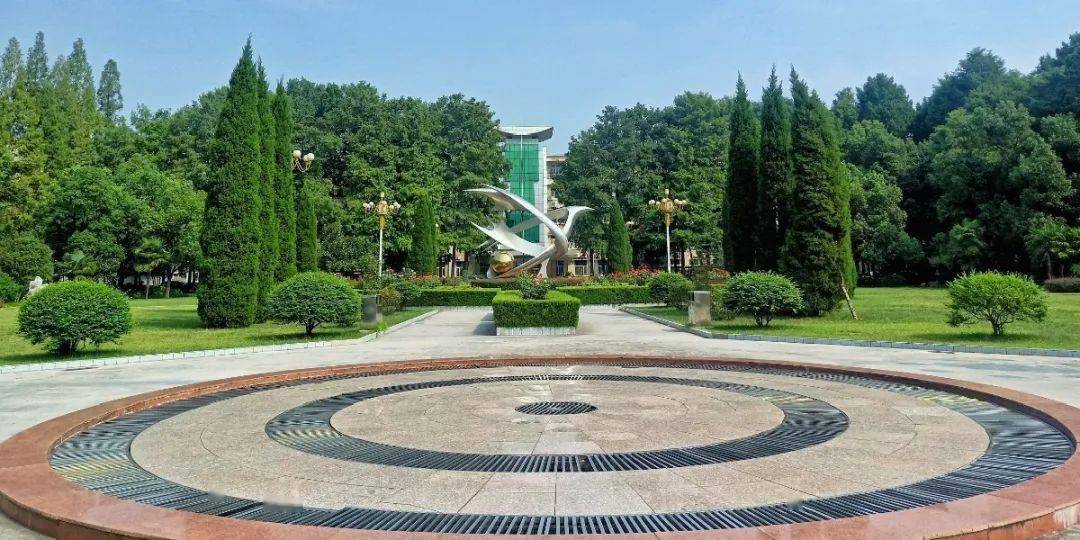 法社目光 | 菌菌带你逛校园_明德广场