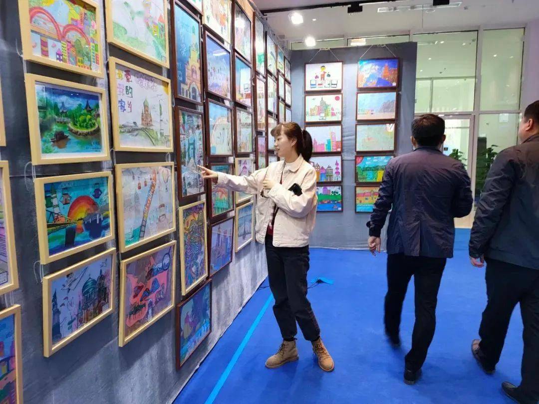 現場展出了600餘幅畫作,這些繪畫作品出自哈市各中小學,幼兒園少年