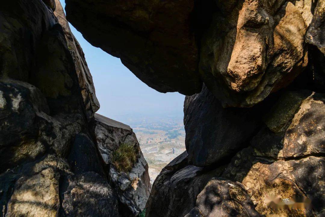 清代康熙,乾隆,道光年间的《章丘县志》,对东岭山和"东陵晓月"都有较