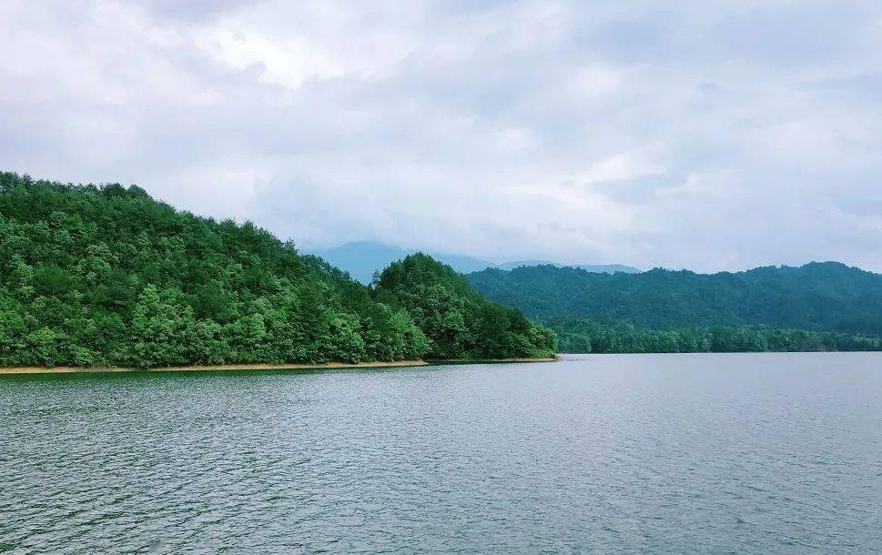 景區主要由九龍湖,天柱峰,靈石庵,歡樂島等景觀組成,以