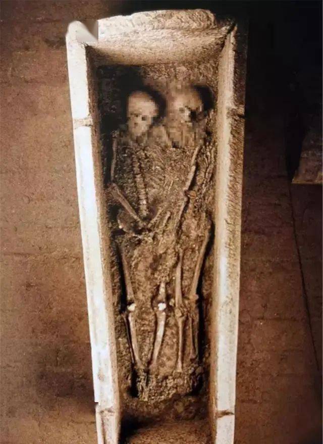 因为石棺内有两具尸骨,看样子像是情侣合葬.