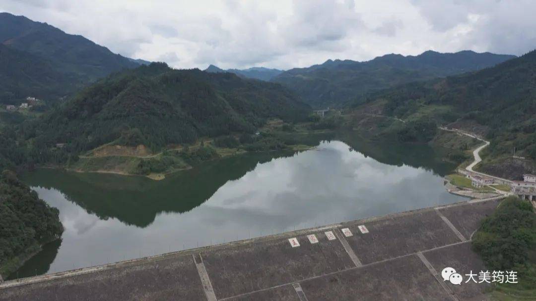 王家沟水库位于丰乐乡,她还有一个美丽的名字硒山湖.