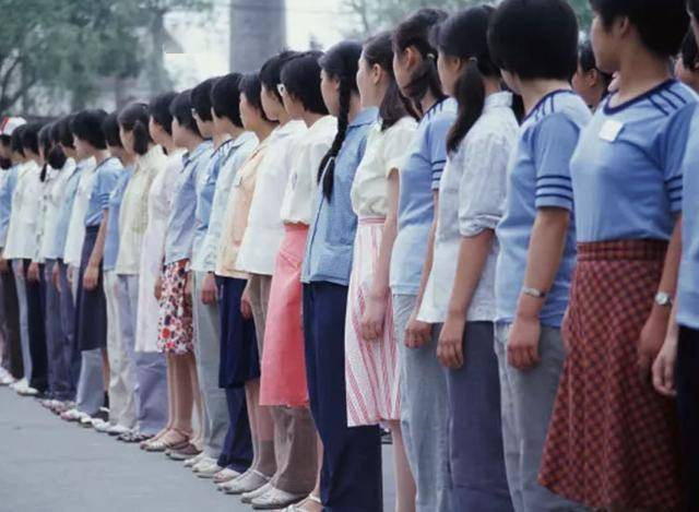 排长度刚刚好的裙子,上身搭配衬衣或t恤,都能被称作是当时的"校服"了