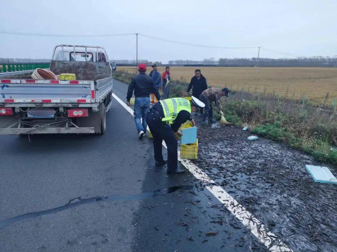 正在附近巡邏的建虎高速交警馬上上前幫忙 貨車