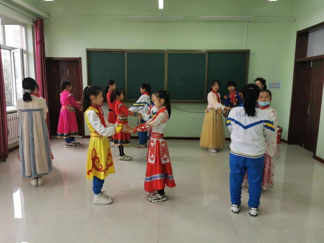 铸牢中华民族共同体意识扎兰屯市民族小学学生共同学习快乐成长