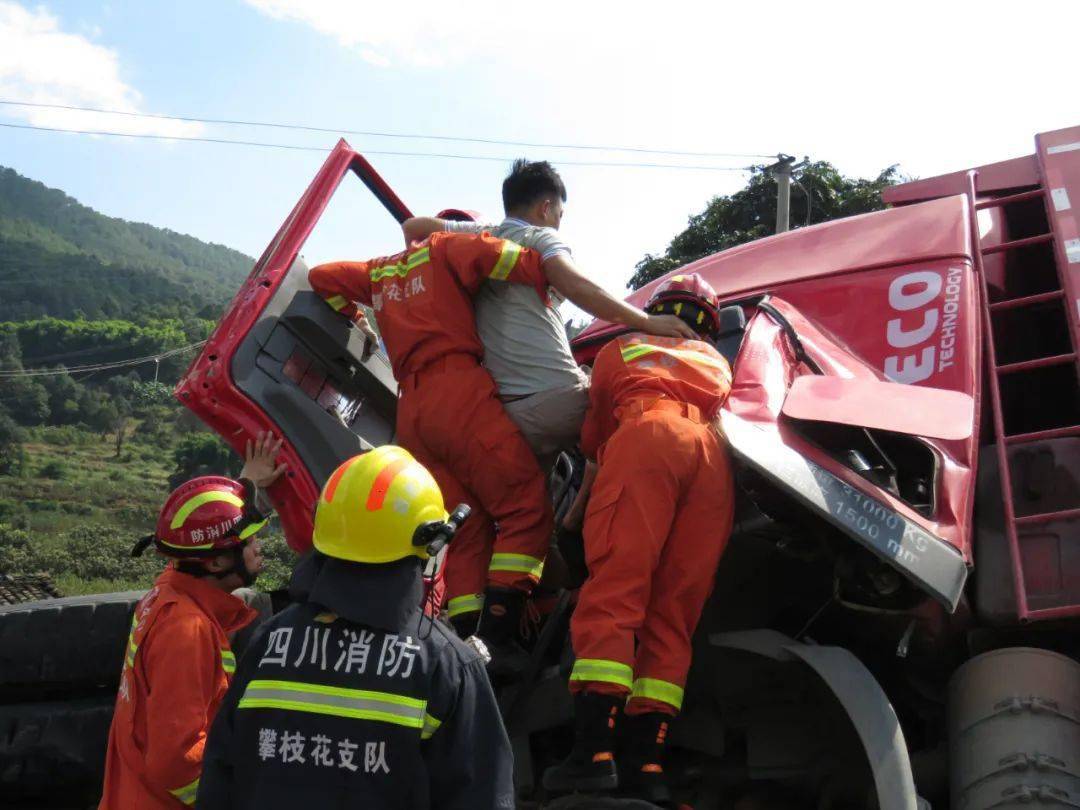 米易县挂榜德胜牌子厂附近发生车祸,有一名人员被困,情况十分危急