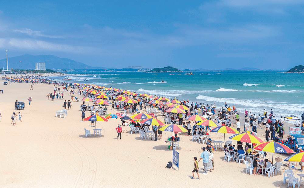 人山人海的龙王头海滨浴场