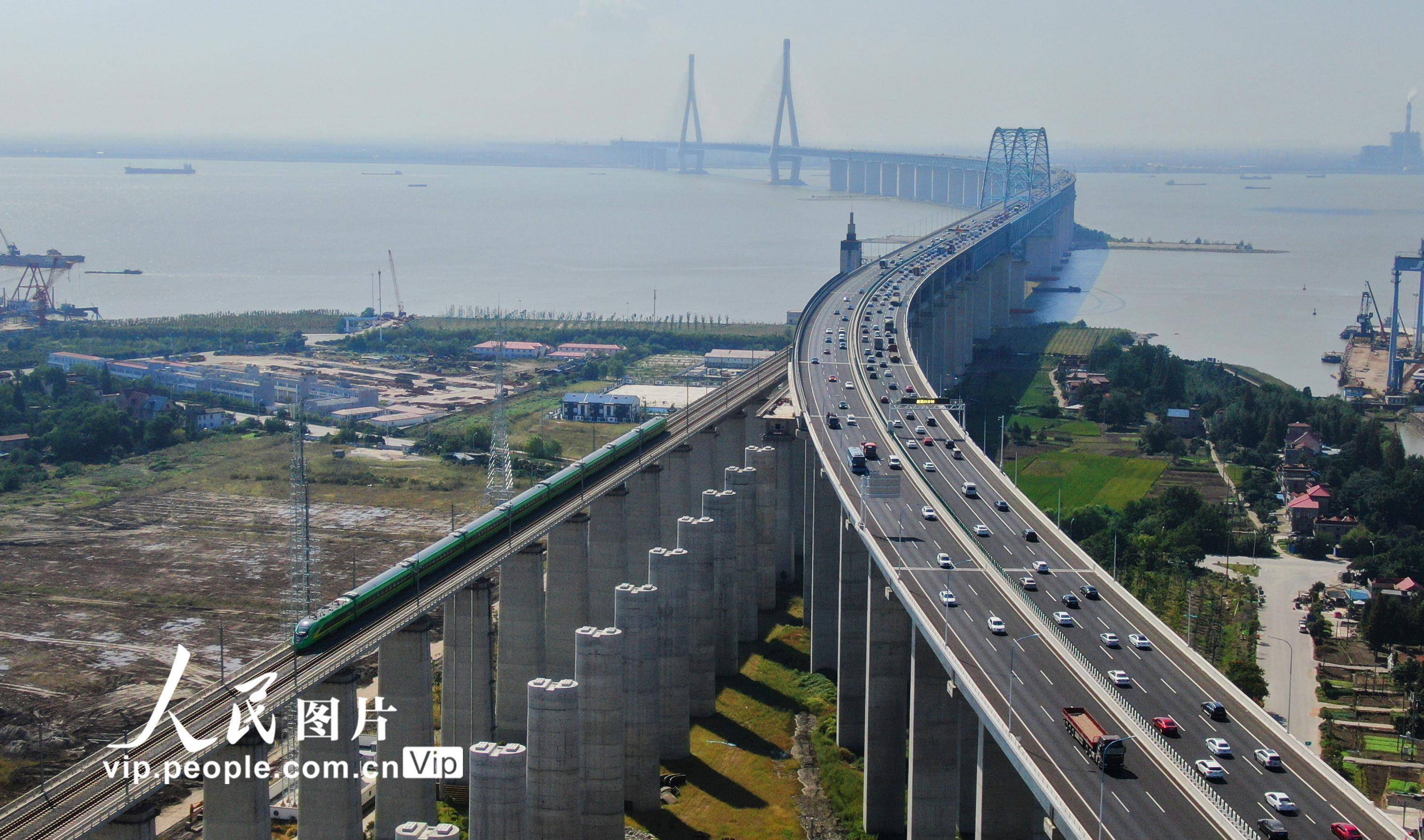 沪苏通长江公铁大桥,通锡高速首迎返程车流高峰