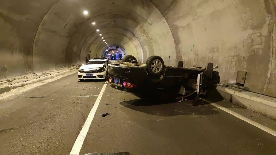 发生车辆追尾的交通事故 龙岩高速交警三大队民警 接警到达现场