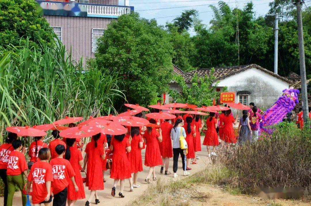 现场好热闹西场镇林屋长岭村外嫁女回娘家团聚