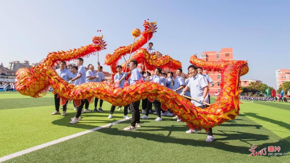 江苏省海安市曲塘中学通过体育社团活动,开设舞龙课,让学生