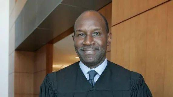 加州首位华裔大法官退休州长提名黑人继任者将是高院首个同性恋大法官