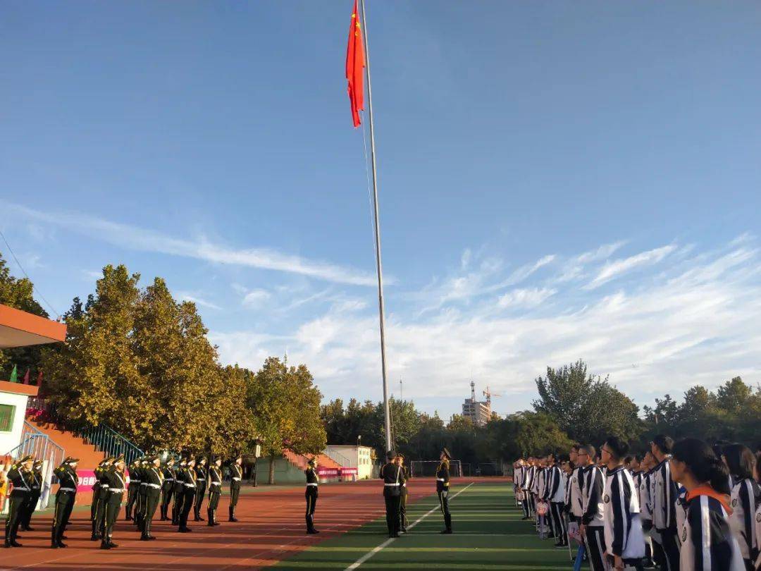 伴随着深秋早上的阳光,国旗护卫队队员们迈着矫健的步伐护送鲜艳的