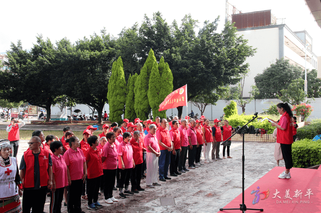 老科协科普志愿服务队结合全国科普日活动,在县城小花园广场向过往