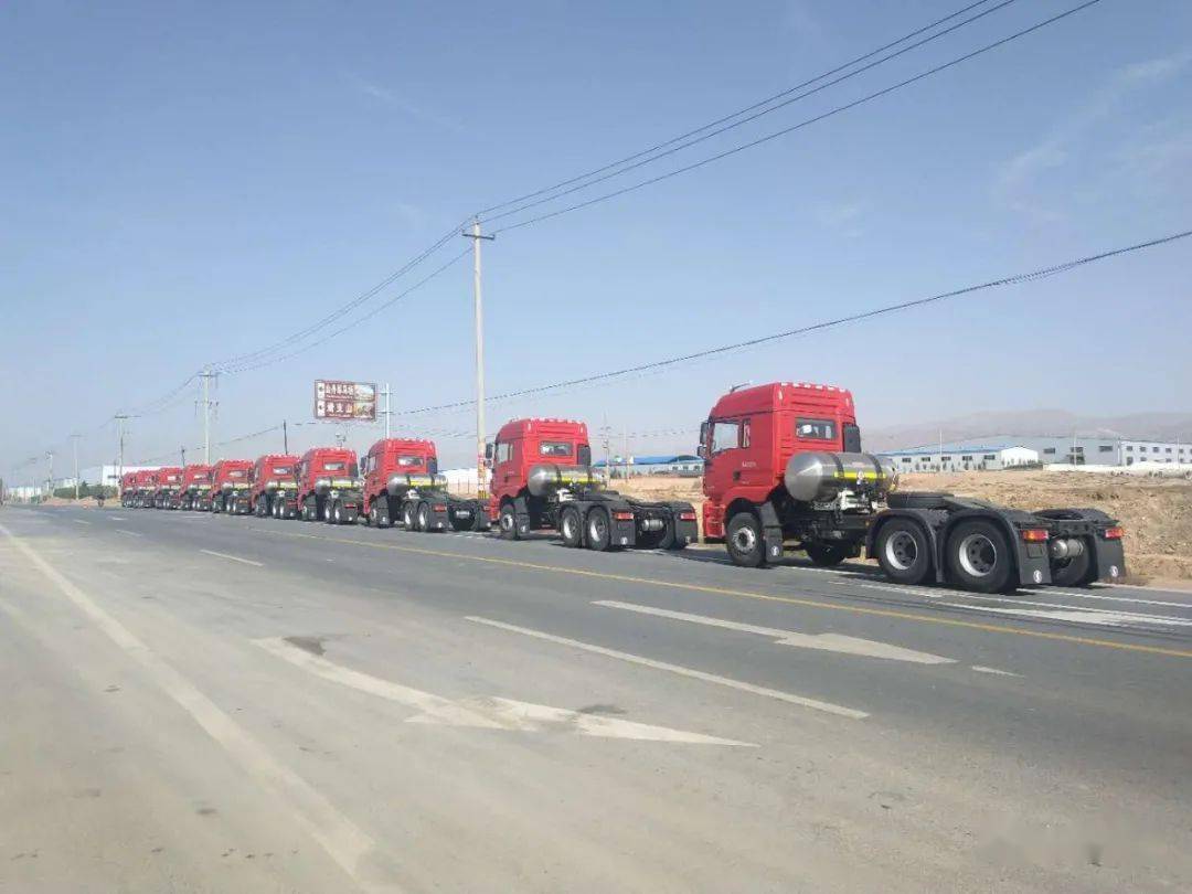 执勤民警立即依法拦停该车队进行安全检查,经询问得知10辆重型半挂