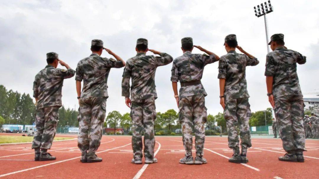 图|捕俘拳方阵与刺杀操方阵的排练汇报大会尚未结束,教官已是匆匆离开