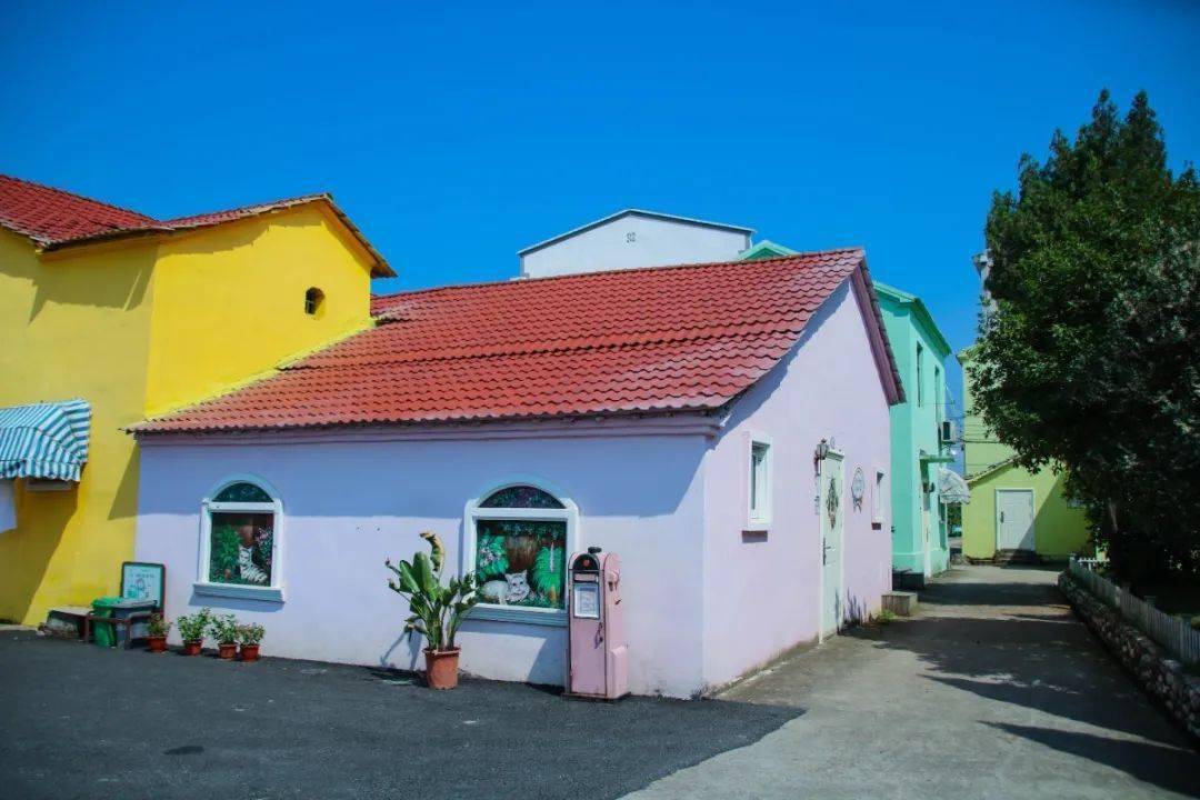 品当地最传统的美食,30多家市级非遗产品,更有网红彩虹小镇等你来打卡