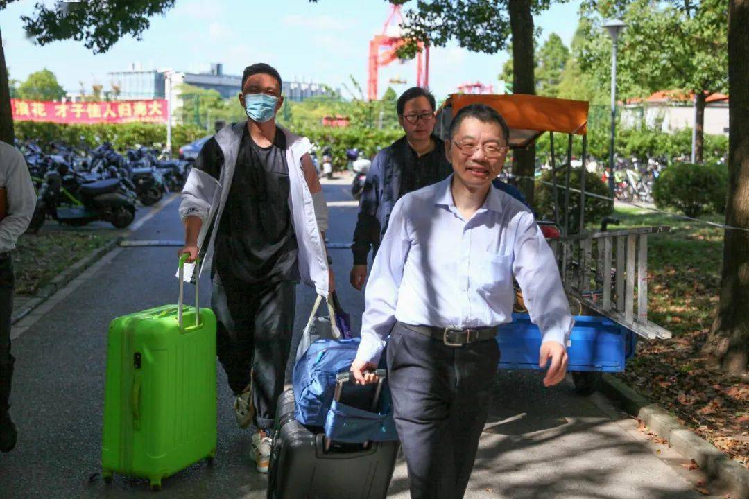 对他们考取上海海事大学表示祝贺和欢迎,并特意看望了来自新疆,西藏