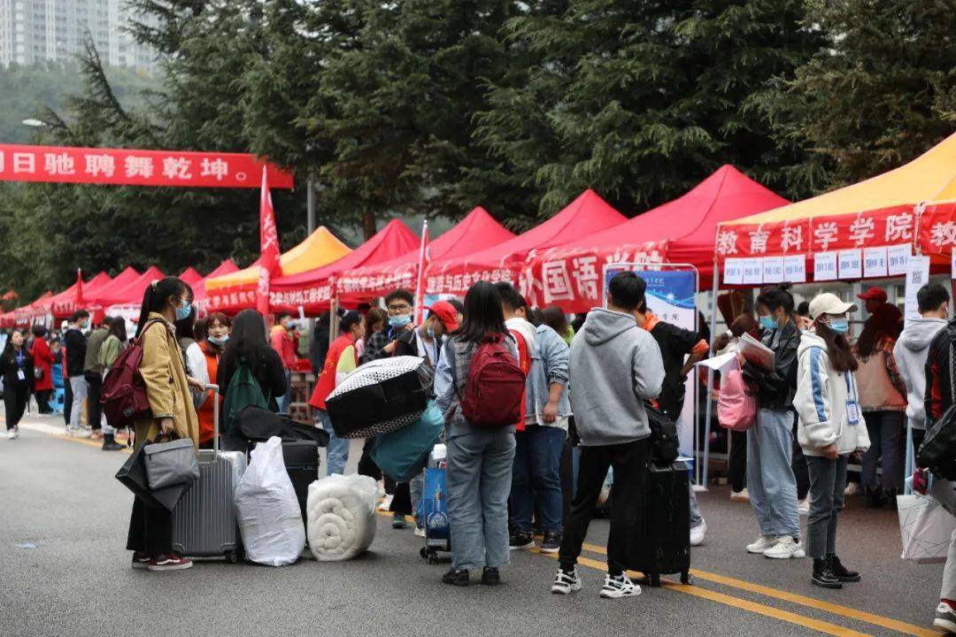 直击新生报到第一天场面火爆