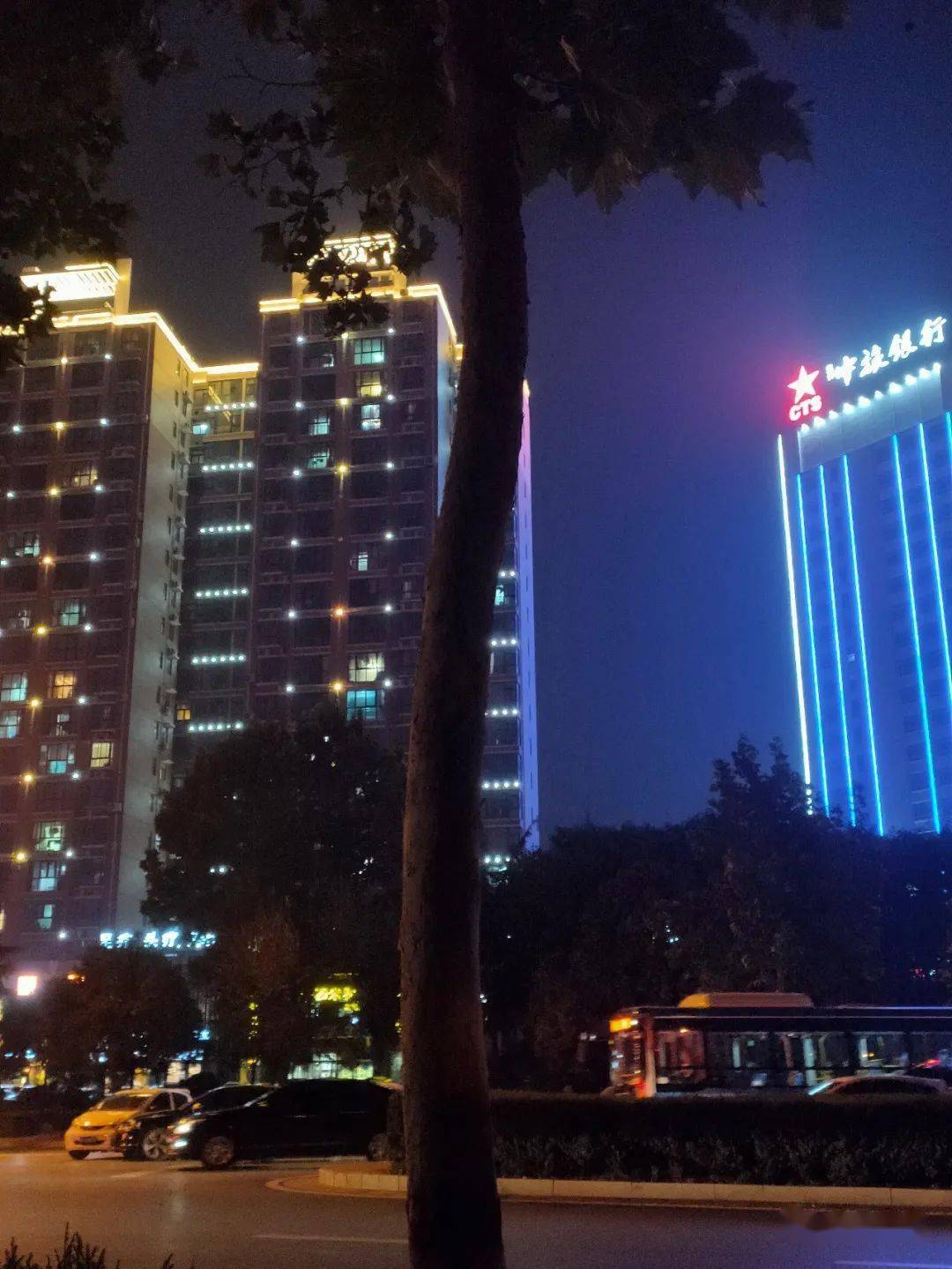 焦作迎宾路上两车相撞