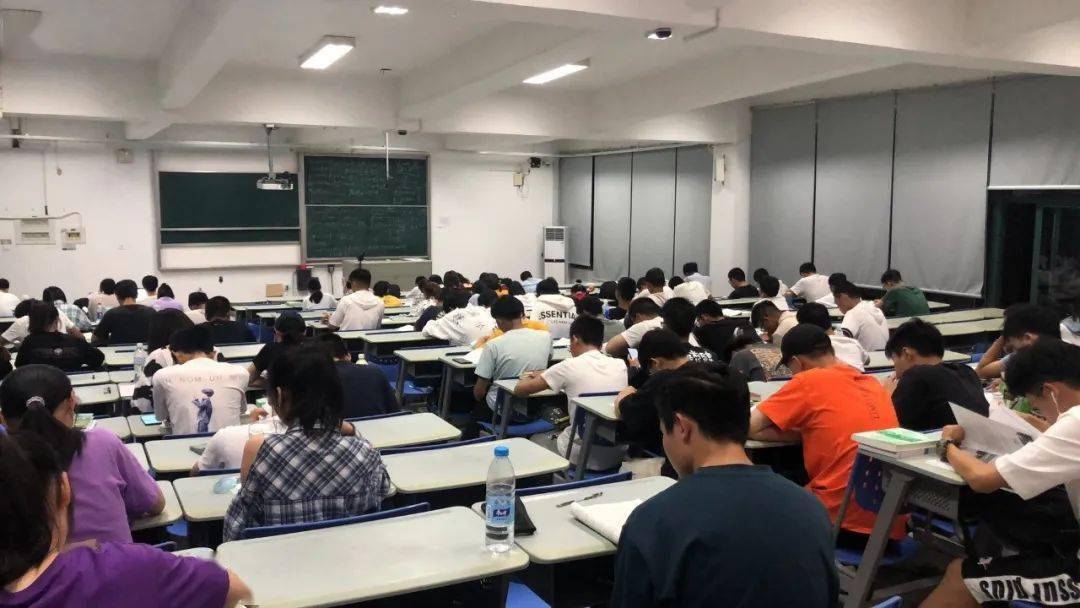 学院新闻2020级新生开展第一次晚自习