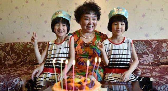 10年前,60岁老人不顾危险坚持生下双胞胎,现在过得怎样?_盛海琳