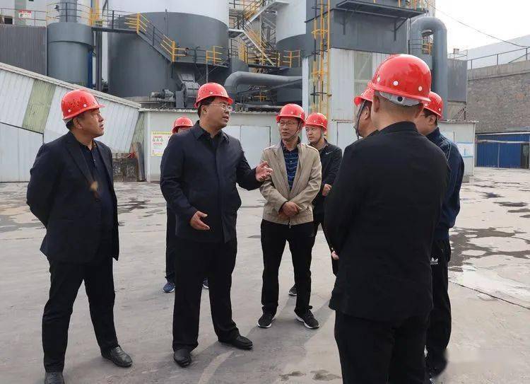 每到一处,董路明都深入厂矿一线实地察看,与企业负