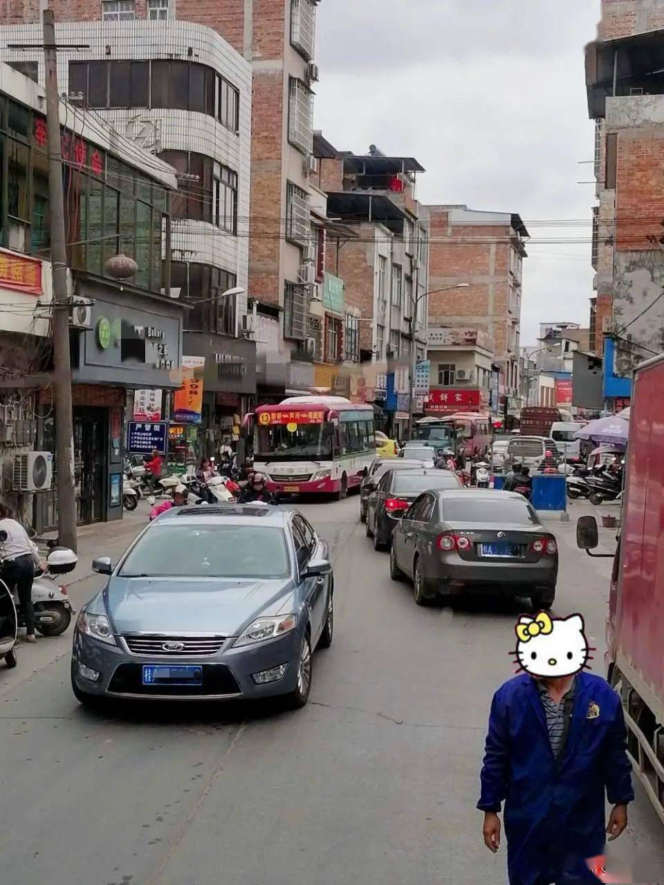 交通要道存隐患,黎塘暗桥一侧的路基碎石成堆_宾阳