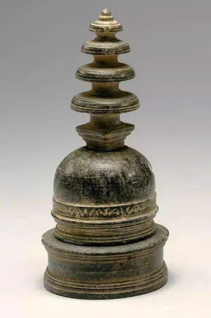 大部份是藉由建筑物而呈现,如石窟与佛塔,尤其是佛窣堵波四面陀栏那