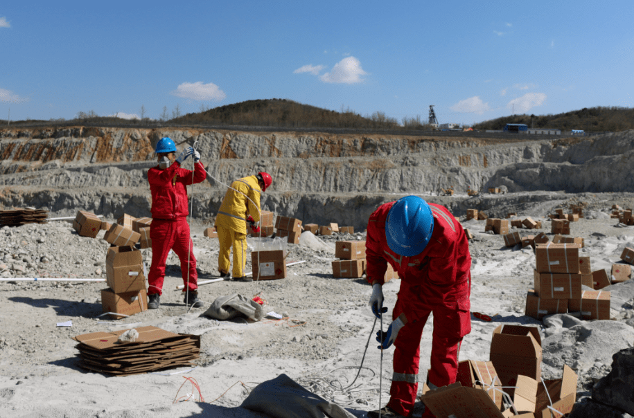 █烟台项目部爆破施工装药易普力二化公司党总支发挥党员突击队的作用